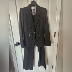 TAHARI Arthur S. Levine pinstripe black womens pant suit, size 2